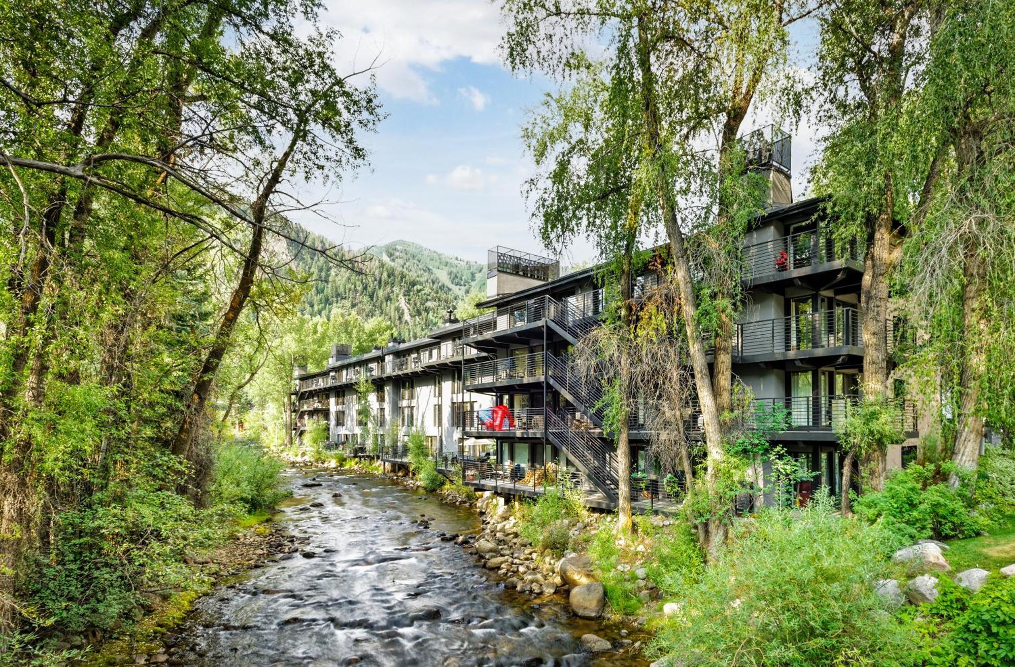 Chateau Roaring Fork 24, Remodeled W River Views, Large Tvs, Fireplace, Near Gondola! Holiday home *